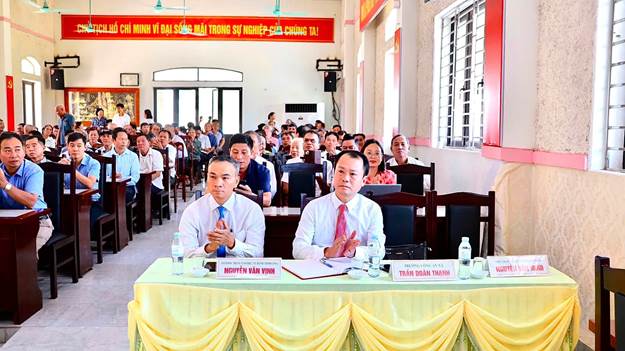 Có thể là hình ảnh về một hoặc nhiều người, mọi người đang học và văn bản cho biết 'CHIETICHHÓ CHÍ MINH ĐẠI MẶI TRONG SƯ NGHIỆP CHÚNG TA! SAEE NGUYỄN NGUYÊVĂNINH VĂN INH WE TRÂN DOAN THANH rH NGUYEMVI 清酒'