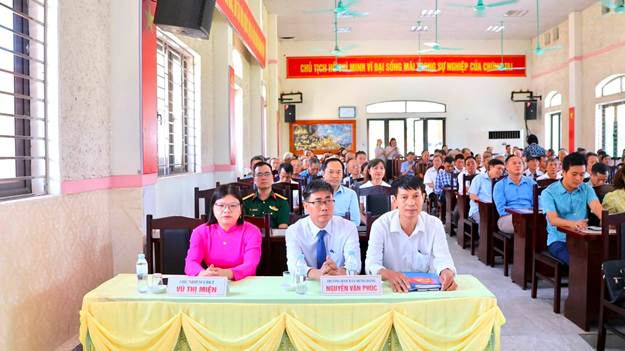 Có thể là hình ảnh về một hoặc nhiều người, mọi người đang học và văn bản