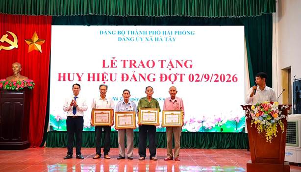 Có thể là hình ảnh về văn bản cho biết 'DANG BỌ THÀNH PHO NAI PHÒNG DANGUY DANGÜYXÄHATÂY XAHATAY XÃ 41ភាម LỄ TRAO TRAOTẶNG TẶNG HUY HIỆU ĐẢNG ĐỢT 02/9/2026 Hà ngày RAIKIO'