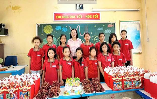 Có thể là hình ảnh về một hoặc nhiều người và văn bản