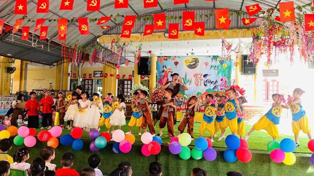 Có thể là hình ảnh về một hoặc nhiều người, đám đông và văn bản