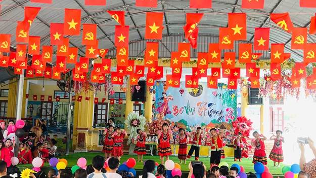 Có thể là hình ảnh về đám đông và văn bản