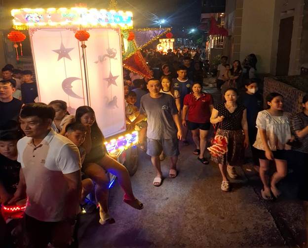 Có thể là hình ảnh về một hoặc nhiều người, đám đông và văn bản