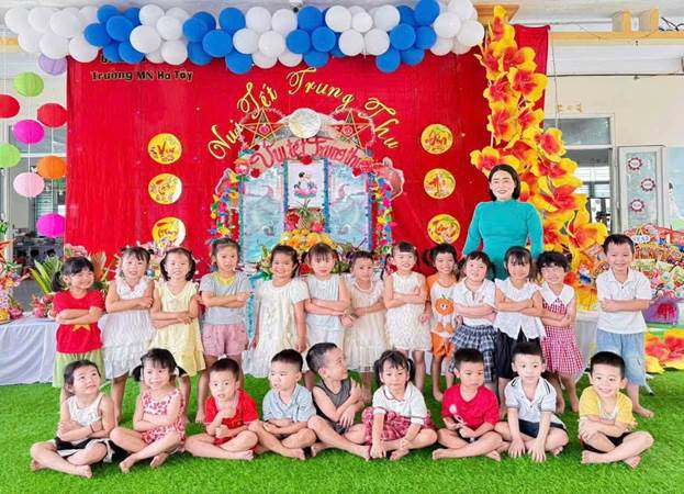 Có thể là hình ảnh về trẻ em và văn bản