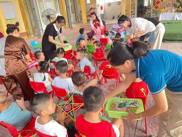 Có thể là hình ảnh về trẻ em và văn bản