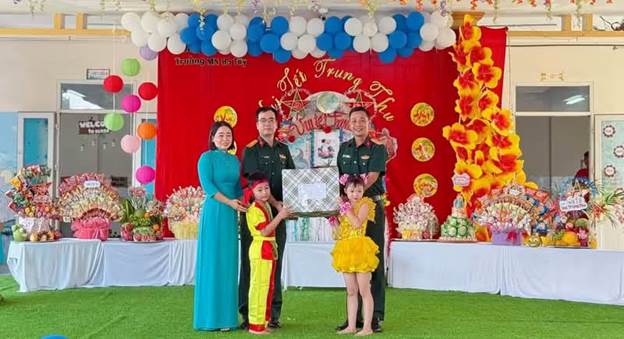Có thể là hình ảnh về hoa và văn bản