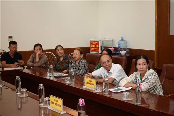 Phó Chủ tịch UBND phường Bùi Quang Ngân đối thoại với các hộ dân đã nhận tiền đền bù, hỗ trợ Tái định cư và ký bàn giao mặt bằng nhưng chưa di dời tại Dự án đường Vành đai 2 đoạn tuyến Tân Vũ - Hưng Đạo - đường Bùi Viện