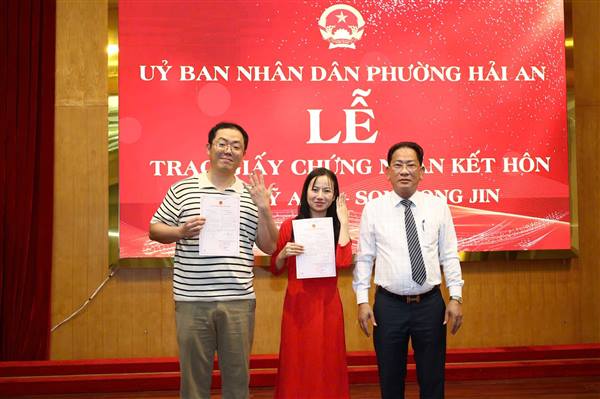UBND phường Hải An tổ chức Lễ trao giấy chứng nhận kết hôn có yếu tố nước ngoài