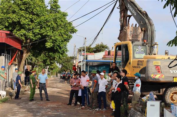 UBND phường Hải An tổ chức cưỡng chế đợt 01 đối với 02 hộ dân có đất bị thu hồi để thực hiện dự án đầu tư xây dựng đường Vành đai 2 đoạn tuyến Tân Vũ - Hưng Đạo - đường Bùi Viện.