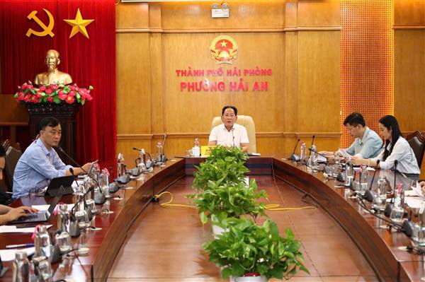 UBND phường Hải An chủ trì cuộc họp với Ban cưỡng chế để triển khai  phương án cưỡng chế thu hồi đất đối với 09 hộ dân thuộc Dự án đầu tư xây dựng tuyến đường Vành đai 2 đoạn tuyến Tân Vũ - Hưng Đạo - đường Bùi Viện
