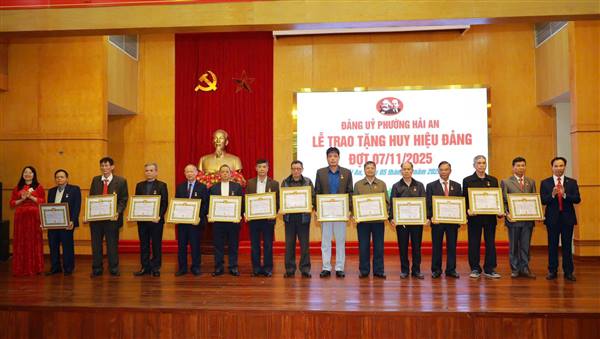 ĐẢNG UỶ PHƯỜNG HẢI AN TỔ CHỨC LỄ TRAO TẶNG HUY HIỆU ĐẢNG ĐỢT 07/11/2025