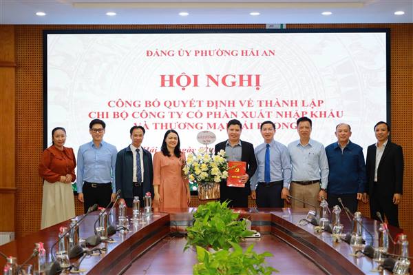ĐẢNG UỶ PHƯỜNG HẢI AN CÔNG BỐ QUYẾT ĐỊNH THÀNH LẬP CHI BỘ CÔNG TY CỔ PHẦN XUẤT NHẬP KHẨU VÀ THƯƠNG MẠI HẢI PHONG