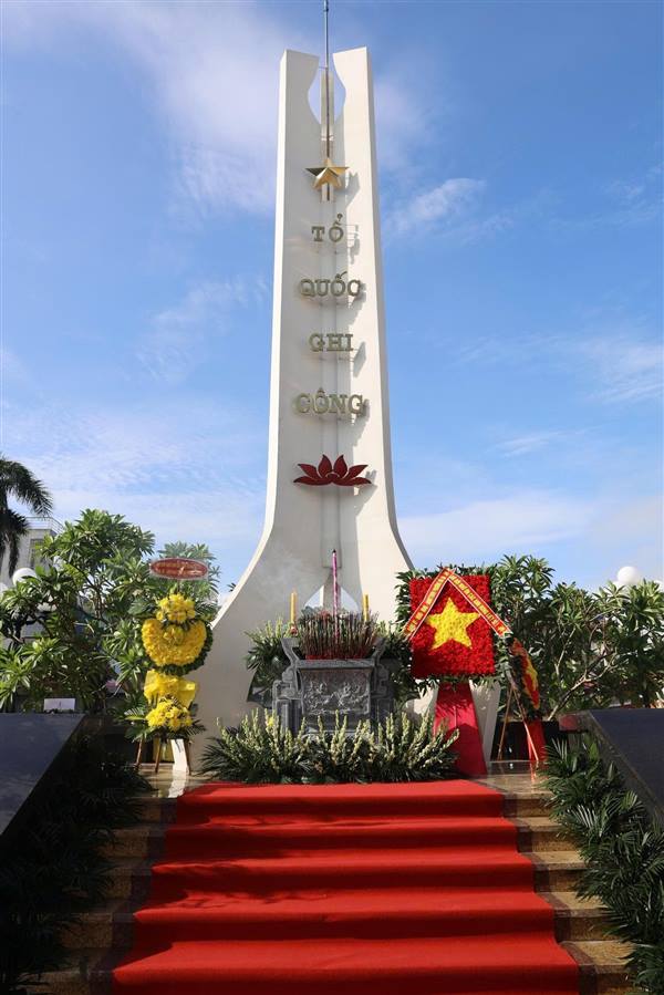 Sáng ngày 25/7/2025, Đảng ủy, HĐND, UBND, Ủy ban MTTQ Việt Nam Phường Hải An tổ chức Lễ dâng hương tưởng niệm Anh linh các Anh hùng Liệt sĩ, nhân kỷ niệm 78 năm Ngày Thương binh - Liệt sĩ (27/7/1947-27/7/2025).