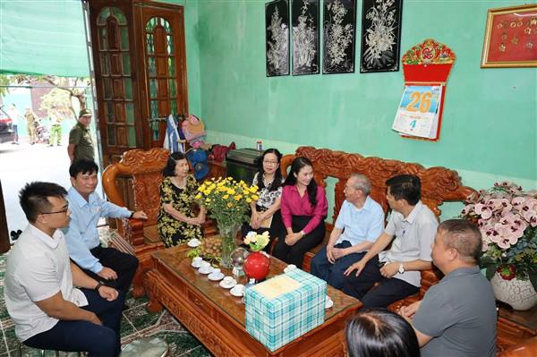 Phường Hải An tổ chức các đoàn đến thăm, tặng quà bà Mẹ Việt Nam anh hùng, cán bộ tiền khởi nghĩa nhân dịp Quốc khánh 2/9