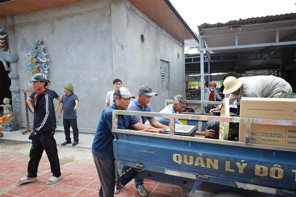 UBND phường Hải An phối hợp cùng các lực lượng, đơn vị chuyên môn hỗ trợ hộ ông Nguyễn Hoài Đức di dời vật kiến trúc
