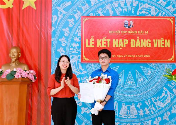 Chi bộ Tổ dân phố Đằng Hải 14 phường Hải An kết nạp Đảng viên mới