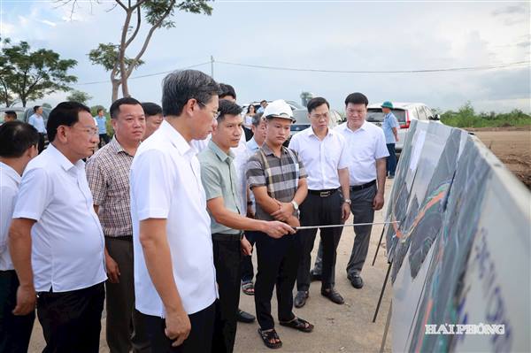 Đồng chí Lê Anh Quân - Ủy viên Ban Thường vụ Thành ủy, Phó Chủ tịch Thường trực UBND thành phố vừa kiểm tra tiến độ giải phóng mặt bằng các dự án trọng điểm trên địa bàn phường Hải An và Đông Hải