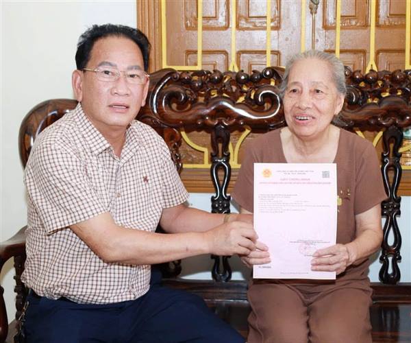 LÃNH ĐẠO PHƯỜNG HẢI AN TRAO GIẤY CHỨNG NHẬN QUYỀN SỬ DỤNG ĐẤT CHO HỘ GIA ĐÌNH TỰ NGUYỆN HIẾN ĐẤT