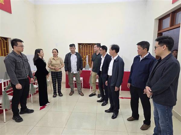 Tối 14/3, đồng chí Nguyễn Thị Thu - Uỷ viên Thành uỷ, Bí thư Đảng uỷ, Chủ tịch HĐND phường Hải An cùng một số đồng chí lãnh đạo các phòng, ban, đơn vị kiểm tra công tác chuẩn bị và động viên các thành viên Tổ bầu cử số 22,23,24 (đơn vị bầu cử số 6 gồm 7 TDP Tràng Cát)