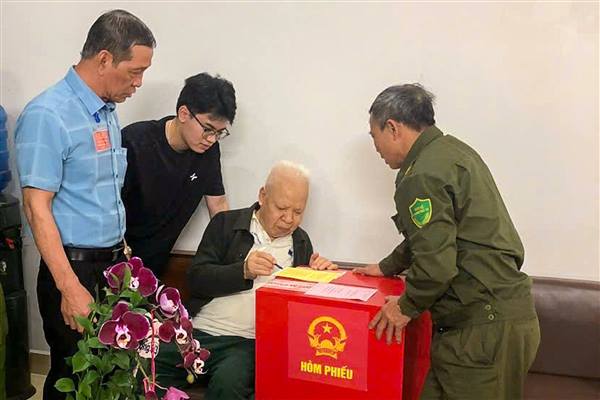 phường Hải An bố trí hòm phiếu lưu động đến tận nhà Mẹ Việt Nam Anh hùng, cử tri cao tuổi, cử tri khuyết tật không thể trực tiếp đến khu vực bỏ phiếu để thực hiện quyền bầu cử