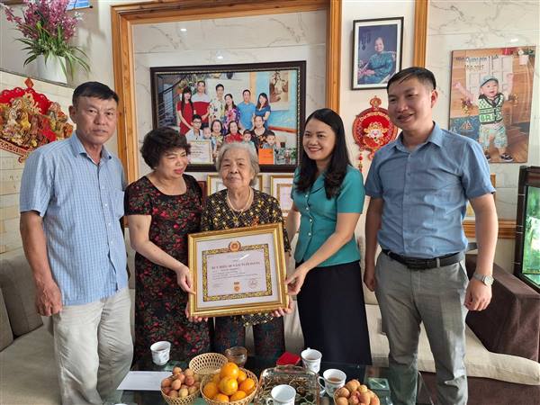 Đảng ủy phường Hải An tổ chức trao tặng, truy tặng Huy hiệu Đảng tại nhà cho một số đồng chí đảng viên