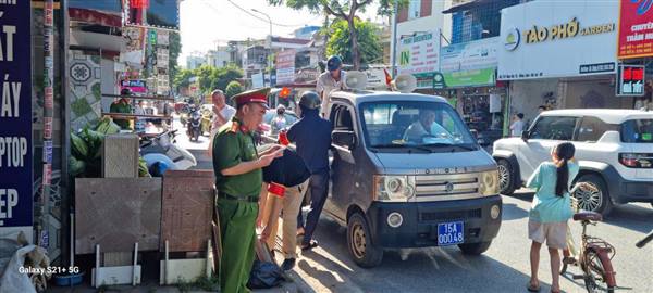 PHƯỜNG HẢI AN RA QUÂN LẬP LẠI TRẬT TỰ ĐƯỜNG HÈ, BẢO ĐẢM TRẬT TỰ AN TOÀN GIAO THÔNG
