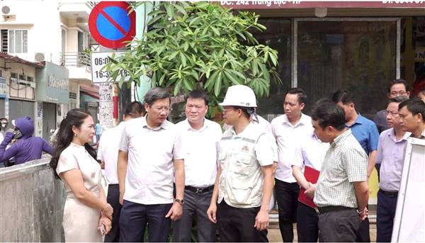 PHÓ CHỦ TỊCH THƯỜNG TRỰC UBND THÀNH PHỐ KIỂM TRA TIẾN ĐỘ DỰ ÁN THOÁT NƯỚC TẠI TUYẾN ĐƯỜNG TRUNG LỰC VÀ TRUNG HÀNH THUỘC PHƯỜNG HẢI AN