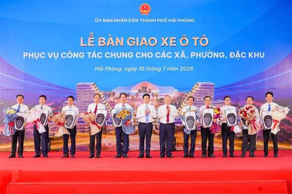 Lễ bàn giao xe ô tô phục vụ công tác chung cho các xã, phường, đặc khu
của UBND thành phố