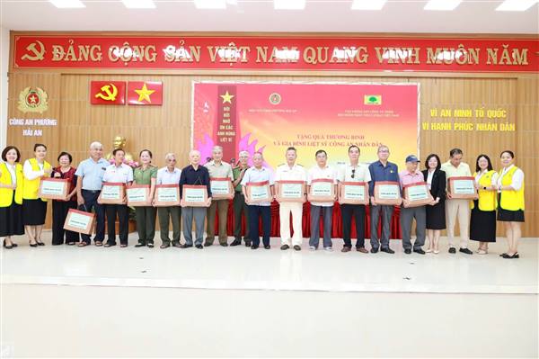 HỘI CỰU CÔNG AN NHÂN DÂN PHƯỜNG HẢI AN TRAO QUÀ TRI ÂN THƯƠNG BINH, GIA ĐÌNH LIỆT SĨ CÔNG AN NHÂN DÂN