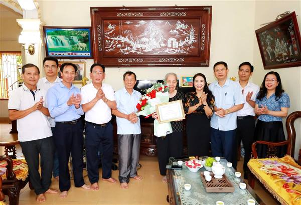 Lãnh đạo phường Hải An đã đến thăm, tặng giấy khen và biểu dương gia đình bà Lương Thị Thúy (trú tại Tổ dân phố Xâm Đông). Gia đình đã tự nguyện hiến tặng 131,2 m² đất