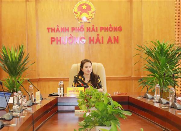 Đồng chí Nguyễn Thị Thu, Bí thư Đảng ủy, Chủ tịch HĐND phường Hải An chủ trì buổi tiếp công dân định kỳ để xem xét đơn phản ánh, kiến nghị của các hộ dân về việc sớm đưa hệ thống điện chiếu sáng công cộng vào hoạt động tại Khu tái định cư điểm 3, Tổ dân phố Đằng Hải 5