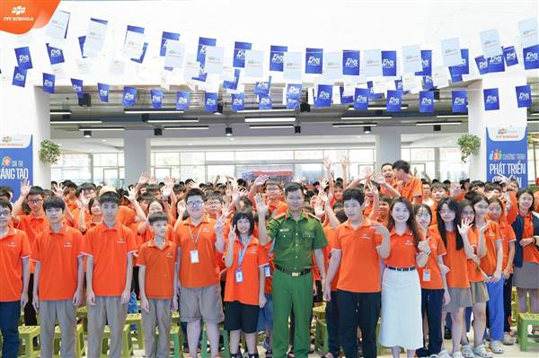 CÔNG AN PHƯỜNG HẢI AN HƯỚNG DẪN HỌC SINH KỸ NĂNG KHI THAM GIA XE TUYẾN