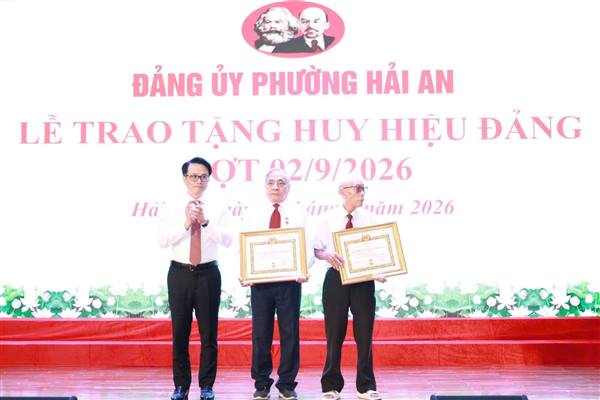 SÁNG 7/9 ĐẢNG UỶ PHƯỜNG HẢI AN TRAO TẶNG HUY HIỆU ĐẢNG CHO 304 ĐẢNG VIÊN