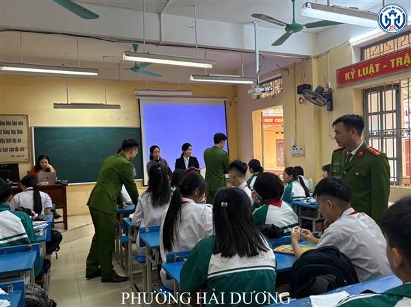 CÔNG AN PHƯỜNG HẢI DƯƠNG PHỐI HỢP NHÀ TRƯỜNG KIỂM TRA, TUYÊN TRUYỀN AN NINH HỌC ĐƯỜNG
