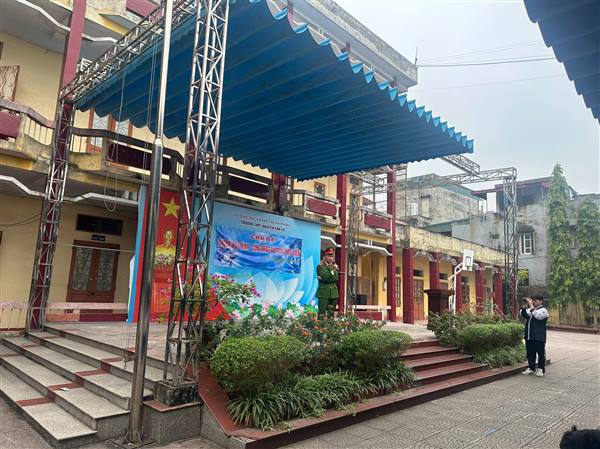 CÔNG AN PHƯỜNG HẢI DƯƠNG TUYÊN TRUYỀN CHIẾN DỊCH " KHÔNG MỘT MÌNH"- " CÙNG NHAU AN TOÀN TRỰC TUYẾN" TẠI TRƯỜNG THPT NGUYỄN VĂN CỪ(CƠ SỞ 2)