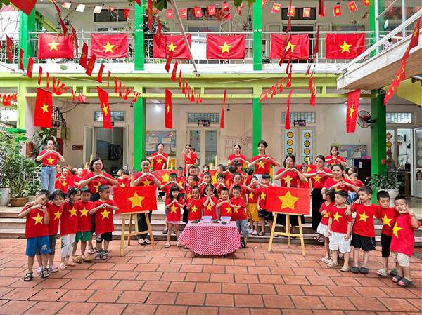 Trường Mầm non Trần Hưng Đạo kỷ niệm 80 năm Cách mạng Tháng Tám và Quốc khánh 2/9.