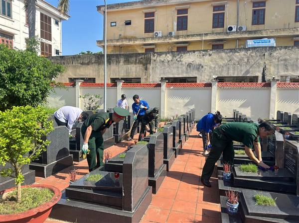 Các Hội, Đoàn thể và Nhân dân ra quân tổng vệ sinh môi trường chào mừng Đại hội Đảng bộ phường Hải Dương lần thứ nhất, nhiệm kỳ 2025 - 2030