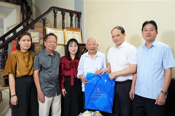 PHƯỜNG HẢI DƯƠNG TỔ CHỨC 3 ĐOÀN THĂM, TẶNG QUÀ NGƯỜI HOẠT ĐỘNG CÁCH MẠNG TIỀN KHỞI NGHĨA