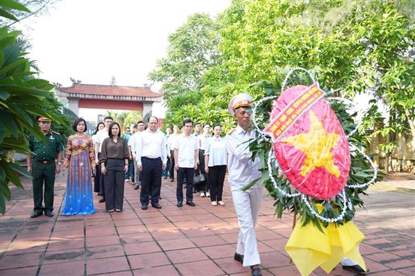 PHƯỜNG HẢI DƯƠNG TỔ CHỨC LỄ VIẾNG NGHĨA TRANG LIỆT SĨ NGỌC CHÂU VÀ ĐÀI TƯỞNG NIỆM LIỆT SĨ NHỊ CHÂU