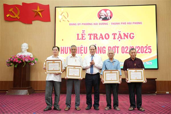 ĐẢNG UỶ PHƯỜNG HẢI DƯƠNG TỔ CHỨC LỄ TRAO TẶNG HUY HIỆU ĐẢNG ĐỢT 2/9/2025 
