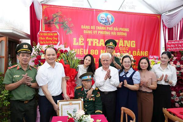 ĐỒNG CHÍ THƯỜNG VỤ THÀNH UỶ TRAO HUY HIỆU ĐẢNG ĐỢT 2/9 TẠI NHÀ CHO CÁC ĐẢNG VIÊN TẠI PHƯỜNG HẢI DƯƠNG 