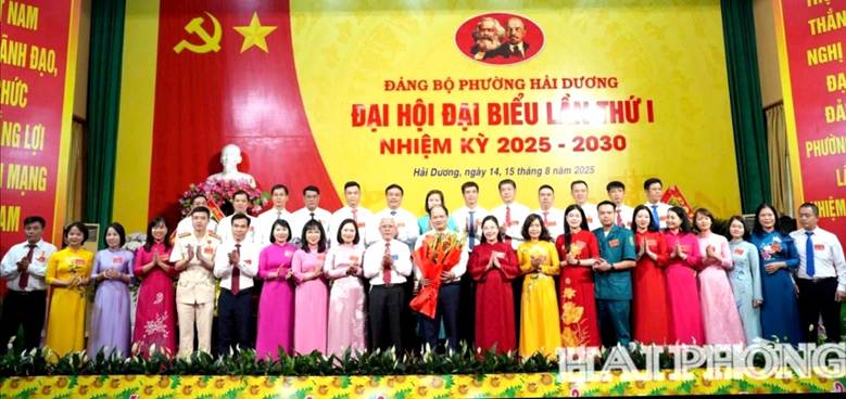 A group of people standing in front of a banner
AI-generated content may be incorrect.