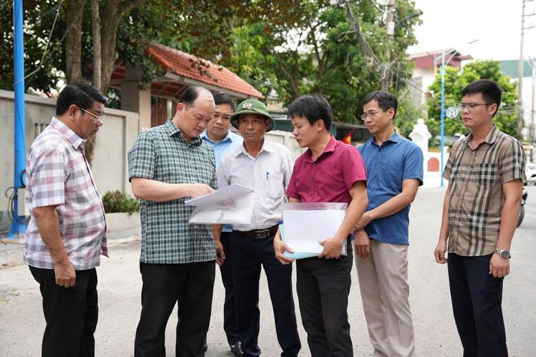 A group of men standing on a street
AI-generated content may be incorrect.