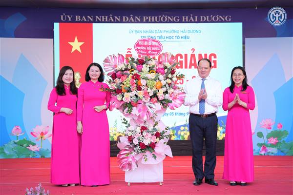 LÃNH ĐẠO PHƯỜNG HẢI DƯƠNG DỰ KHAI GIẢNG, CHÚC MỪNG CÁC TRƯỜNG HỌC NHÂN DỊP NĂM HỌC MỚI 2025 – 2026