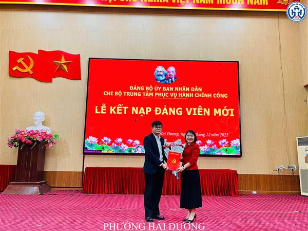 CHI BỘ TRUNG TÂM PHỤC VỤ HÀNH CHÍNH CÔNG PHƯỜNG HẢI DƯƠNG TỔ CHỨC LỄ KẾT NẠP ĐẢNG VIÊN