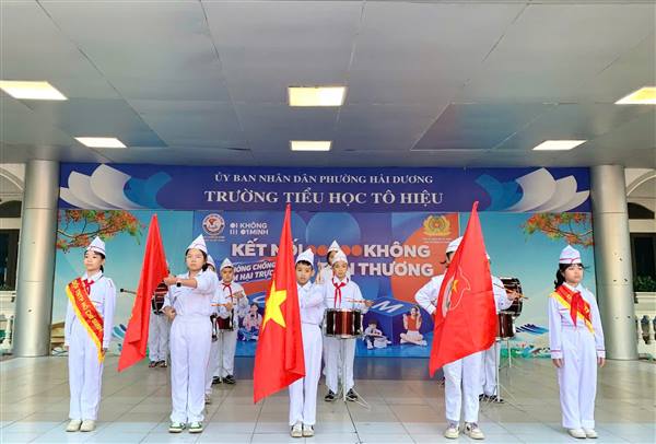CÔNG AN PHƯỜNG HẢI DƯƠNG TUYÊN TRUYỀN CHIẾN DỊCH “KHÔNG MỘT MÌNH” TẠI TRƯỜNG TIỂU HỌC TÔ HIỆU