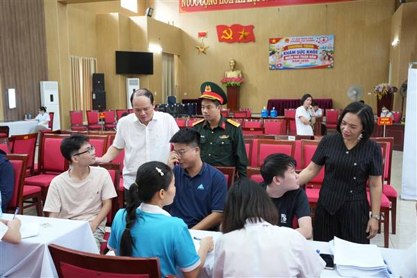 LÃNH ĐẠO PHƯỜNG HẢI DƯƠNG KIỂM TRA, ĐỘNG VIÊN CÔNG DÂN THAM GIA SƠ TUYỂN SỨC KHỎE NGHĨA VỤ QUÂN SỰ NĂM 2027
