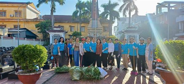 HỘI NÔNG DÂN, HỘI LIÊN HIỆP PHỤ NỮ PHƯỜNG HẢI DƯƠNG RA QUÂN TỔNG DỌN VỆ SINH MÔI TRƯỜNG, GÓP PHẦN XÂY DỰNG ĐÔ THỊ XANH - SẠCH - ĐẸP