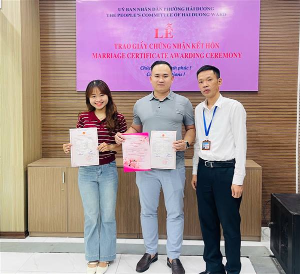 TRAO GIẤY CHỨNG NHẬN KẾT HÔN – KHỞI ĐẦU HẠNH PHÚC, LAN TỎA HÌNH ẢNH CHÍNH QUYỀN THÂN THIỆN