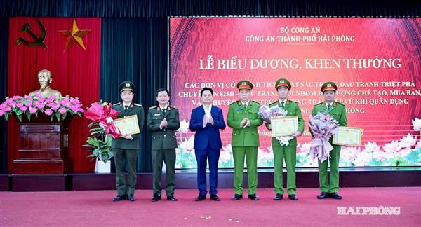 Hướng tới mục tiêu 'Ba nhất trong lòng dân', lực lượng Công an thành phố Hải Phòng kiên trì rèn bản lĩnh, chuẩn hóa tác phong, gần dân, trọng dân👇